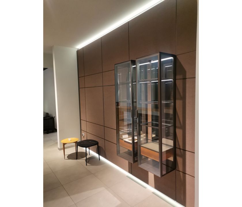 Система стеновых панелей Modulor с подвесными витринами Alambra