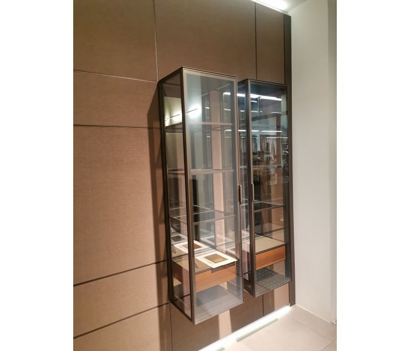 Система стеновых панелей Modulor с подвесными витринами Alambra