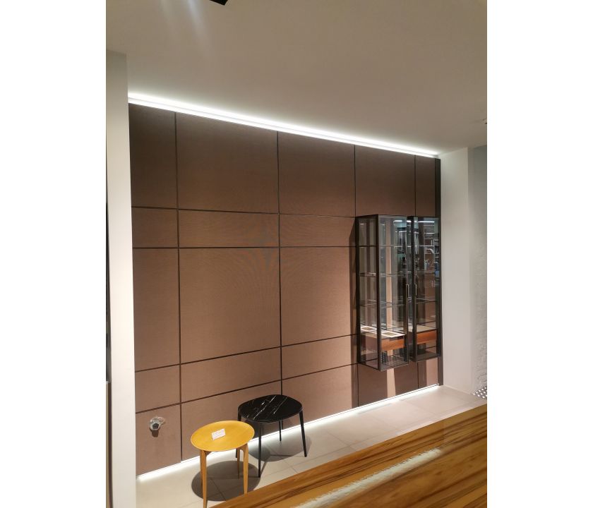 Система стеновых панелей Modulor с подвесными витринами Alambra