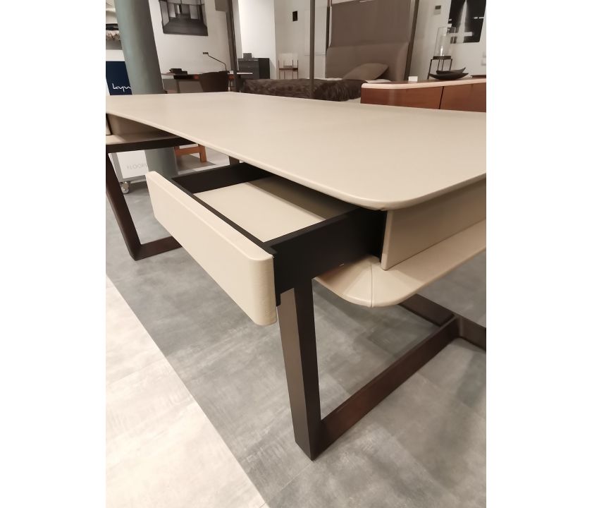 Poltrona Frau Стол рабочий Peek-a-Book