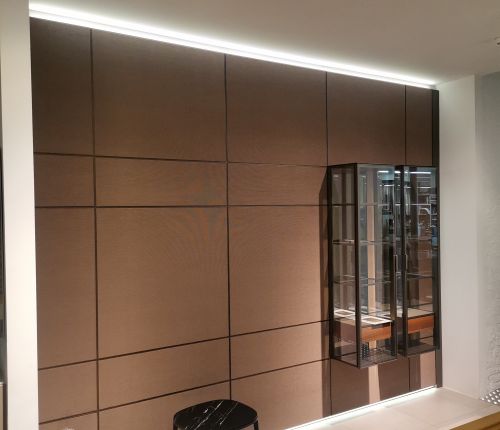 Система стеновых панелей Modulor с подвесными витринами Alambra