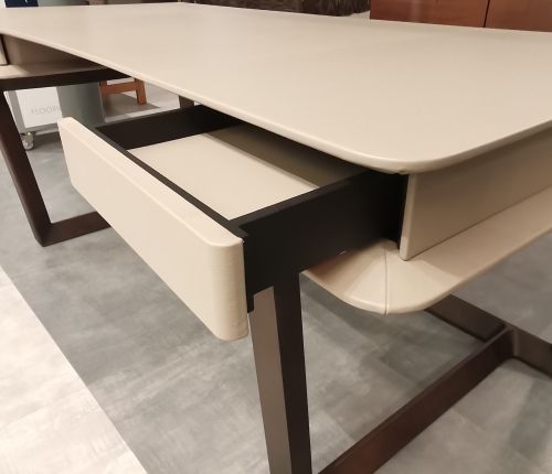 Poltrona Frau Стол рабочий Peek-a-Book